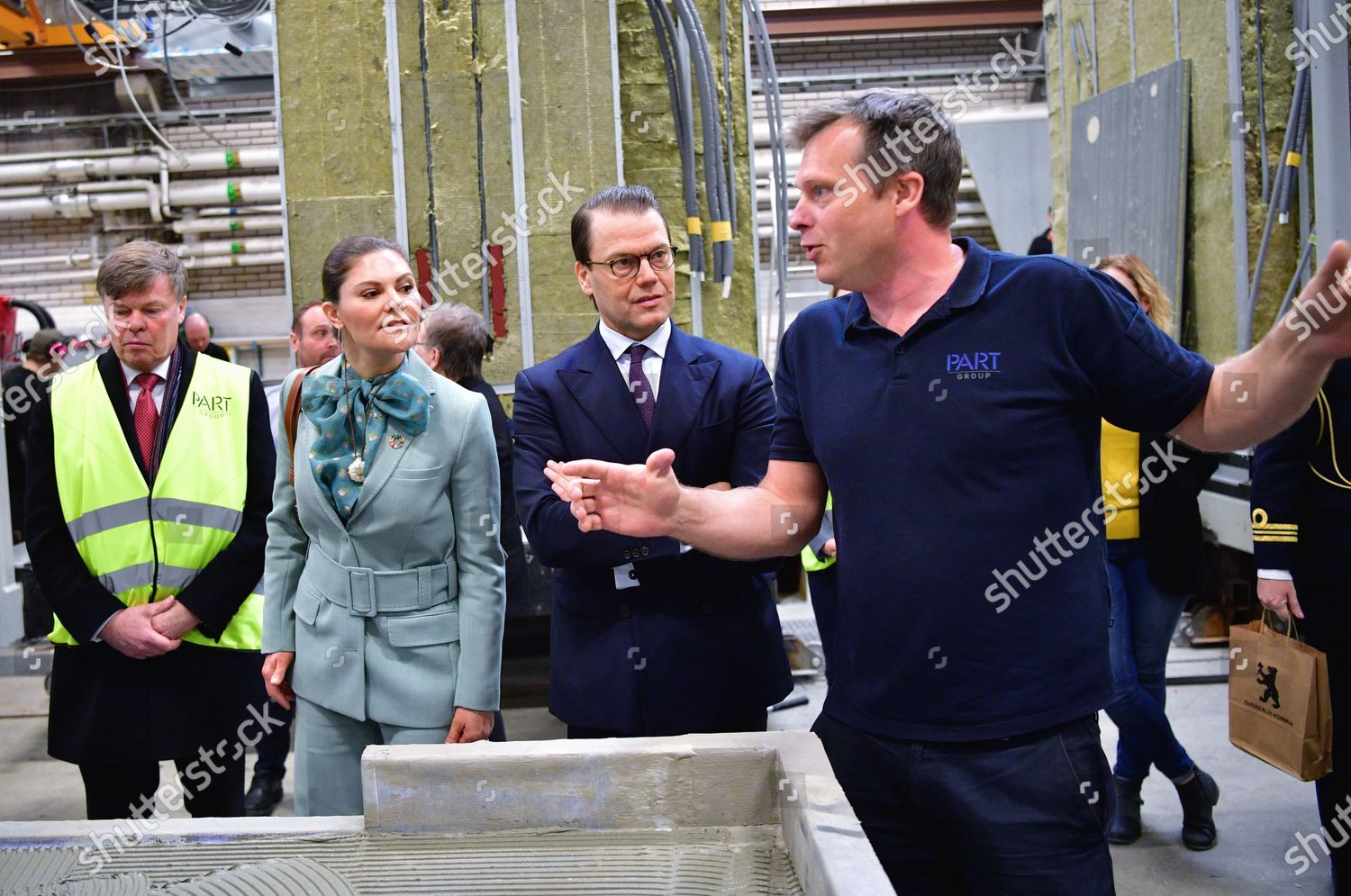 CASA REAL DE SUECIA - Página 36 Crown-princess-victoria-and-prince-daniel-visit-isolamin-overkalix-sweden-shutterstock-editorial-10578689j