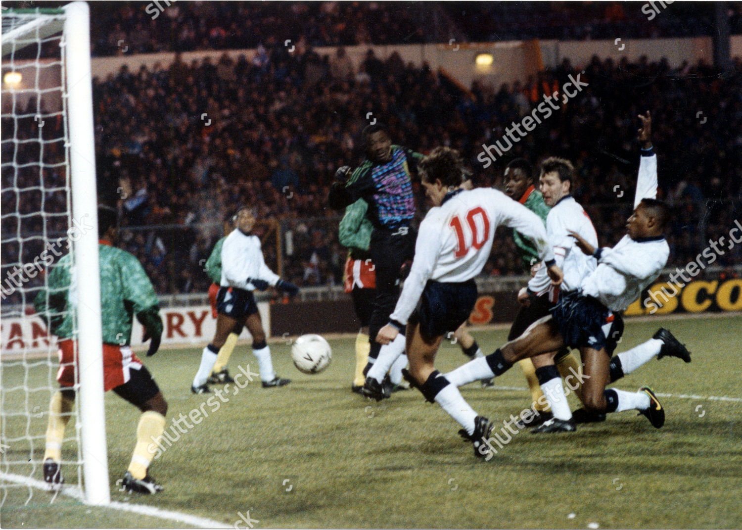 Bryan Robson C Action England Against Cameroon Redaktionelles Stockfoto Stockbild Shutterstock