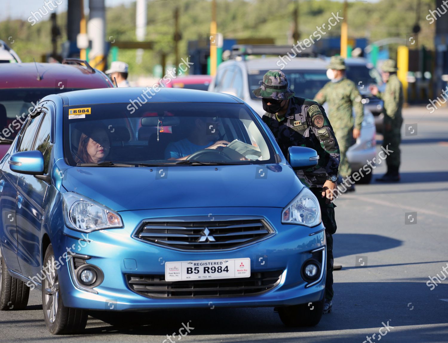 filipino-soldier-stops-cars-military-checkpoint-editorial-stock-photo