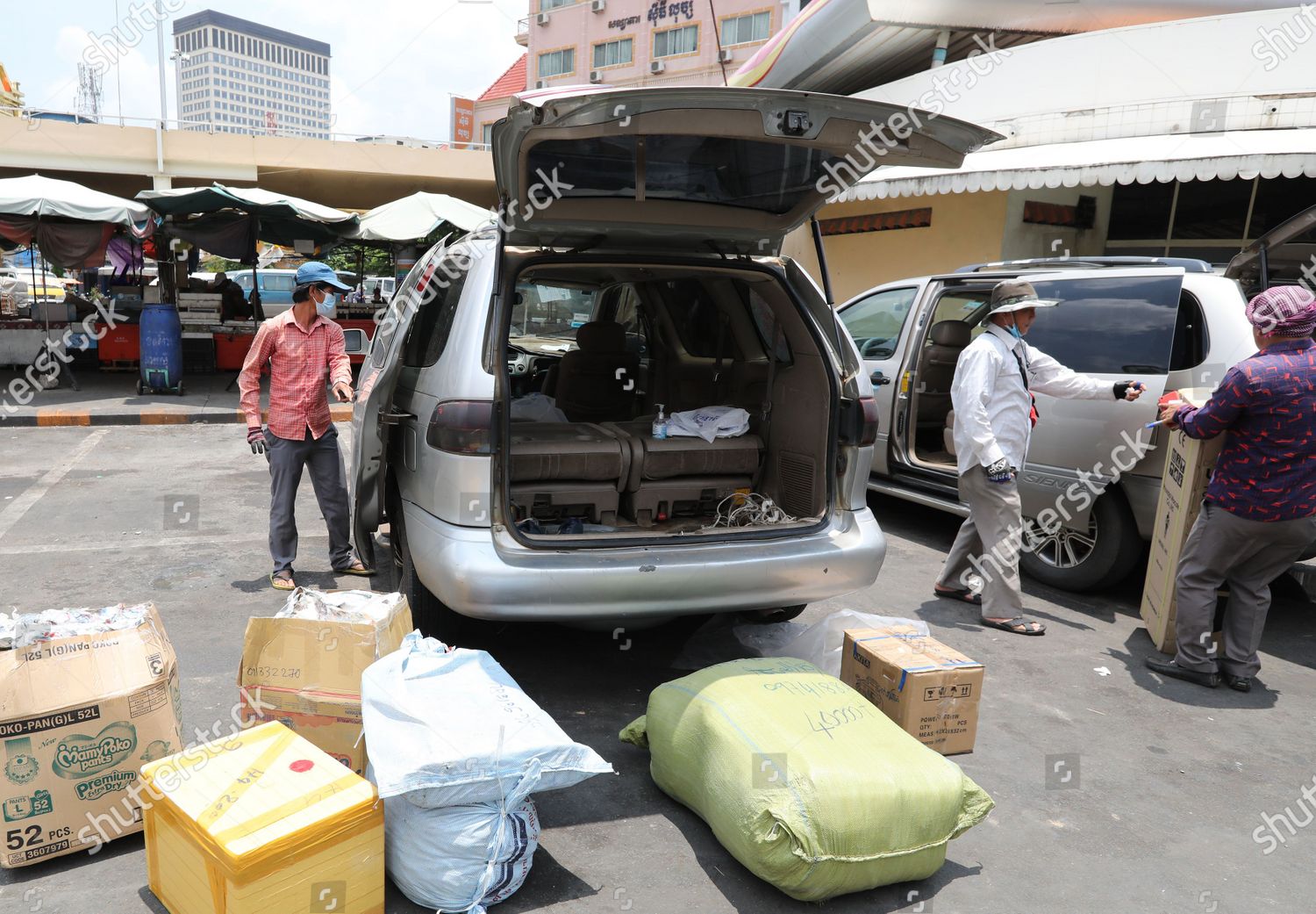 Cambodian Taxi Drivers Load Goods Bus Station Editorial Stock Photo Stock Image Shutterstock