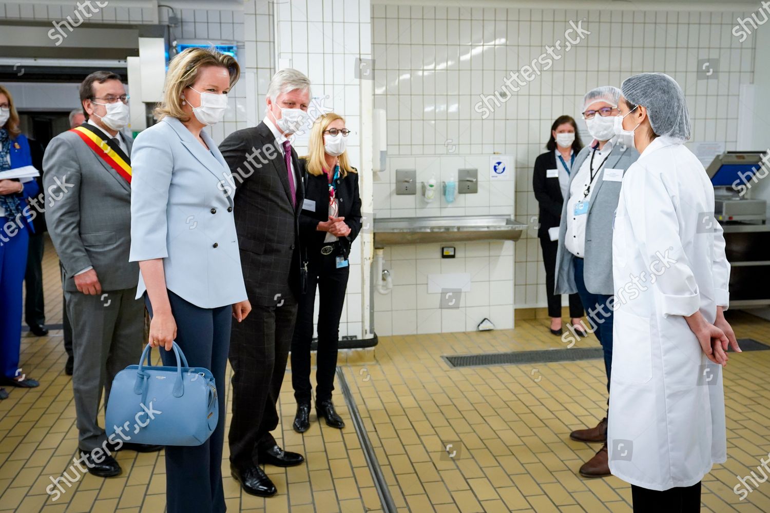 CASA REAL BELGA - Página 5 King-philippe-and-queen-mathilde-visit-to-the-centre-hospitalier-regional-chr-liege-belgium-shutterstock-editorial-10616438at