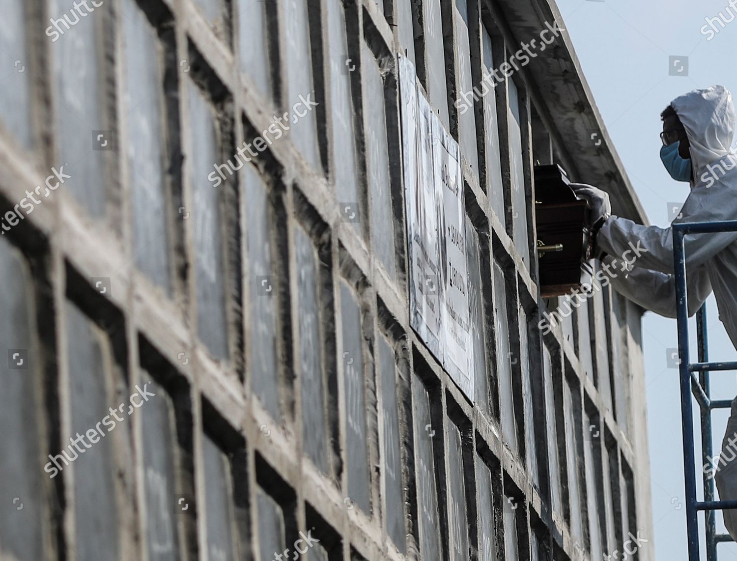 Man Puts Coffin Victim Covid19 Inside Editorial Stock Photo Stock