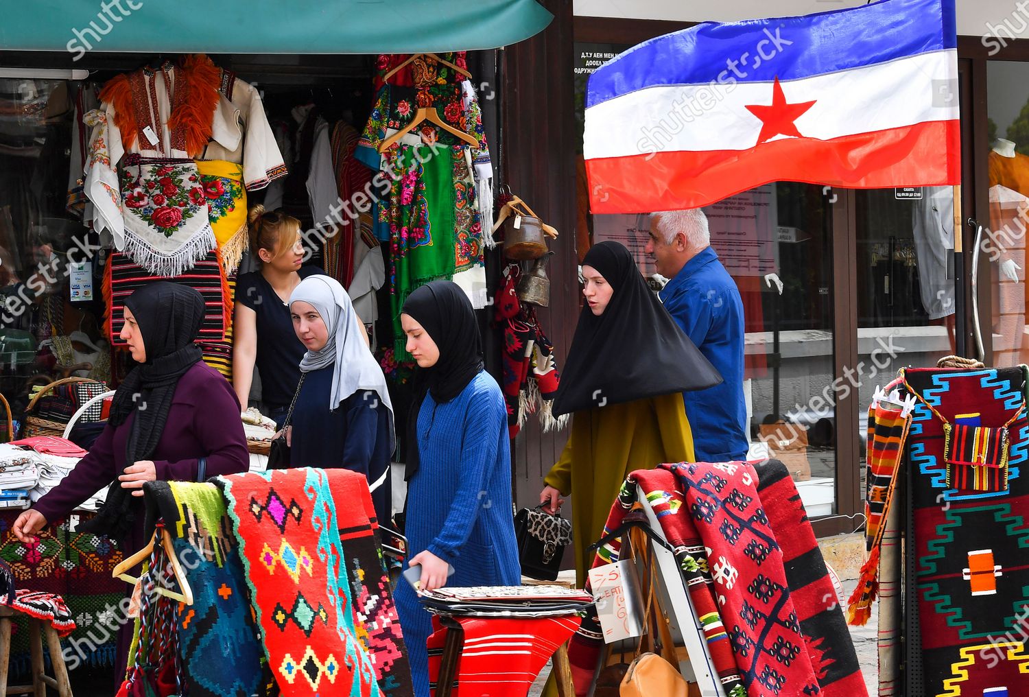 Muslim Women Walk Under Flag Yugoslavia Old Redaktionelles Stockfoto Stockbild Shutterstock