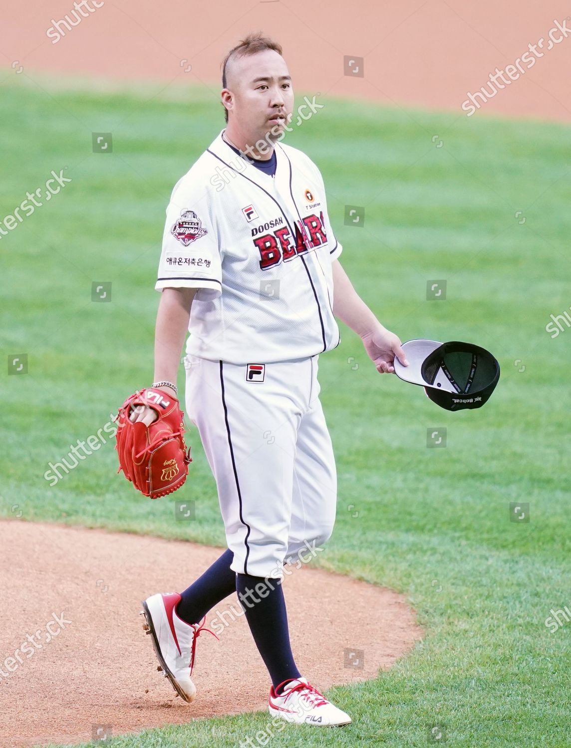 Yoo Hee-kwan pitches for Doosan