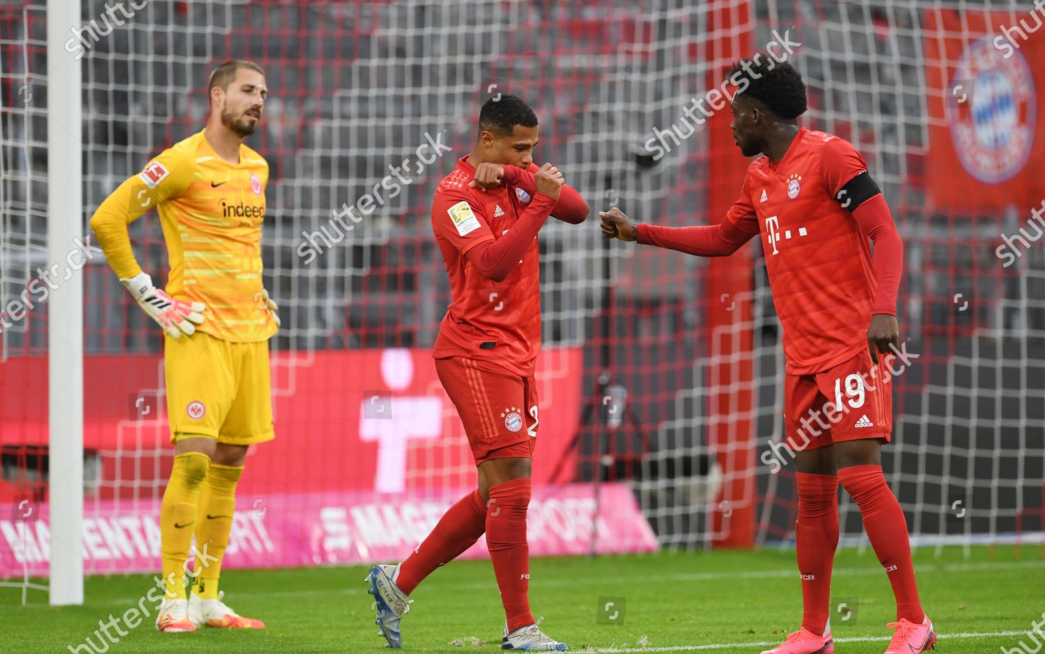 Bayern Munichs Serge Gnabry C Alphonso Davies のエディトリアルストック写真 ストック画像 Shutterstock