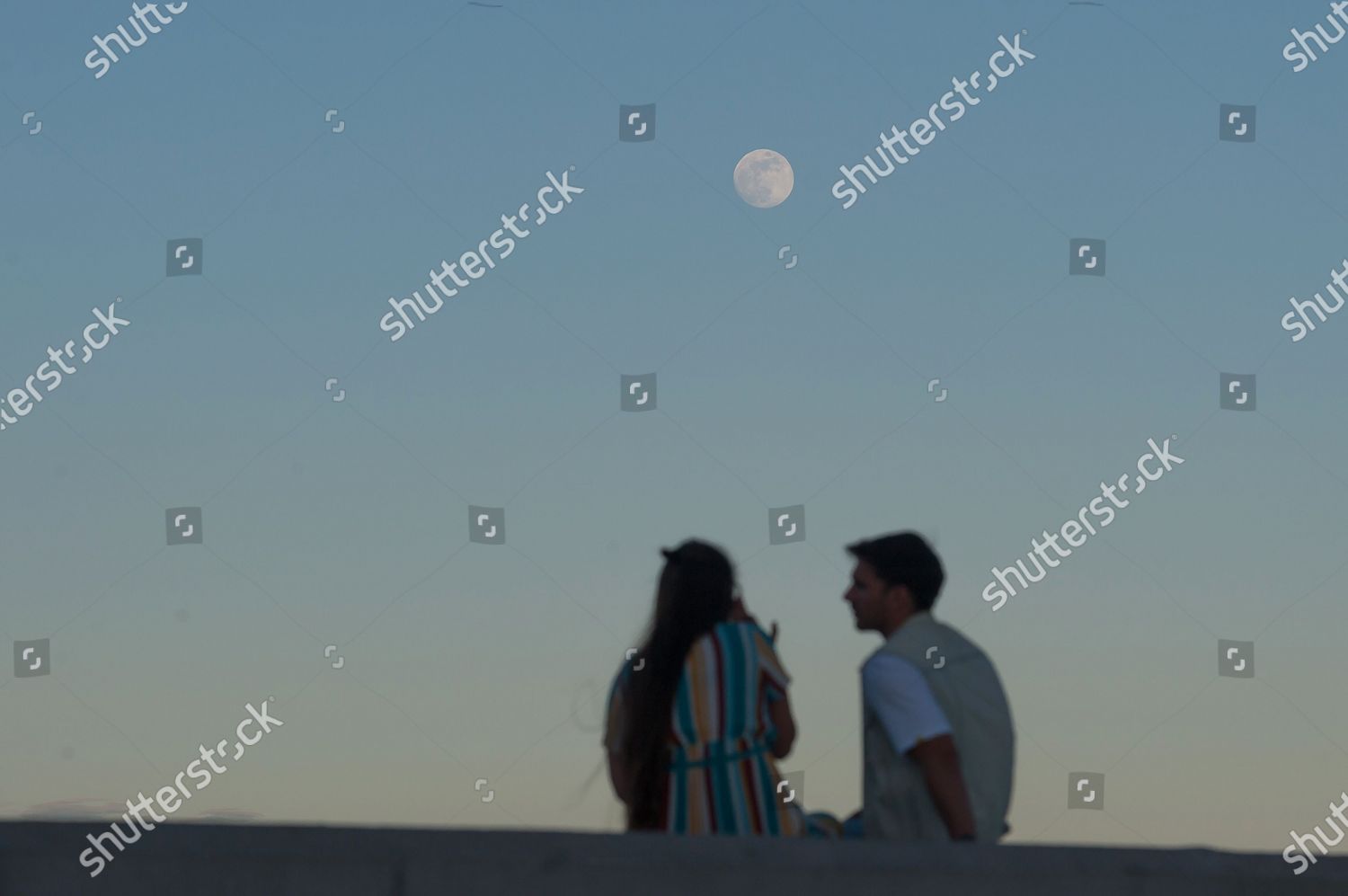 Strawberry Moon Practically Full Sky Couple Chat のエディトリアルストック写真 ストック画像 Shutterstock