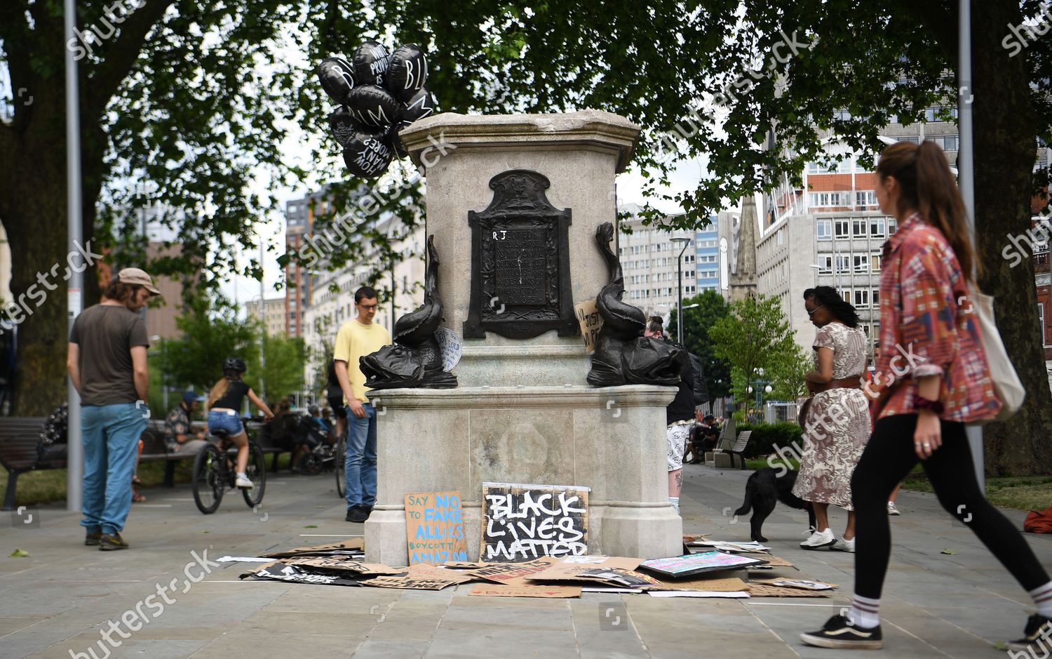 People look over plinth Edward Colston statue 新闻传媒库存照片 库存图片