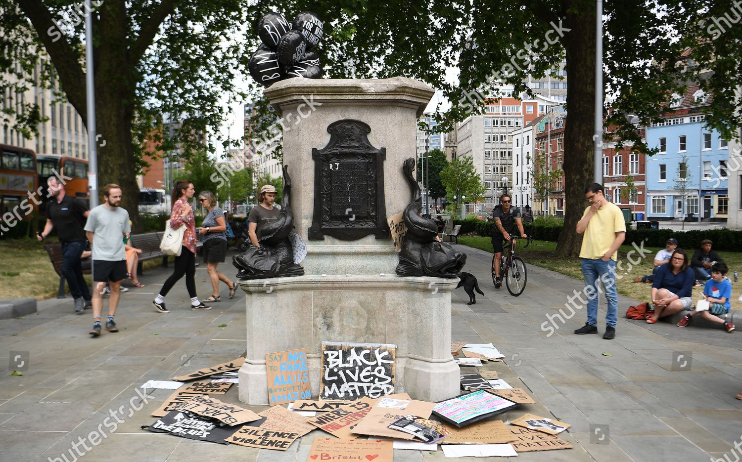 People look over plinth Edward Colston statue 新闻传媒库存照片 库存图片