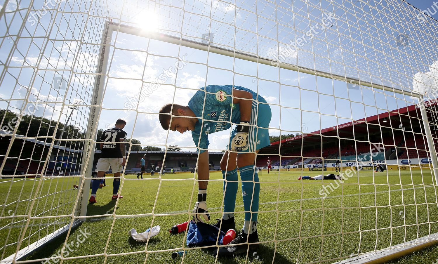 Hamburgs Goalkeeper Julian Pollersbeck Reacts After Heidenheims のエディトリアルストック写真 ストック画像 Shutterstock