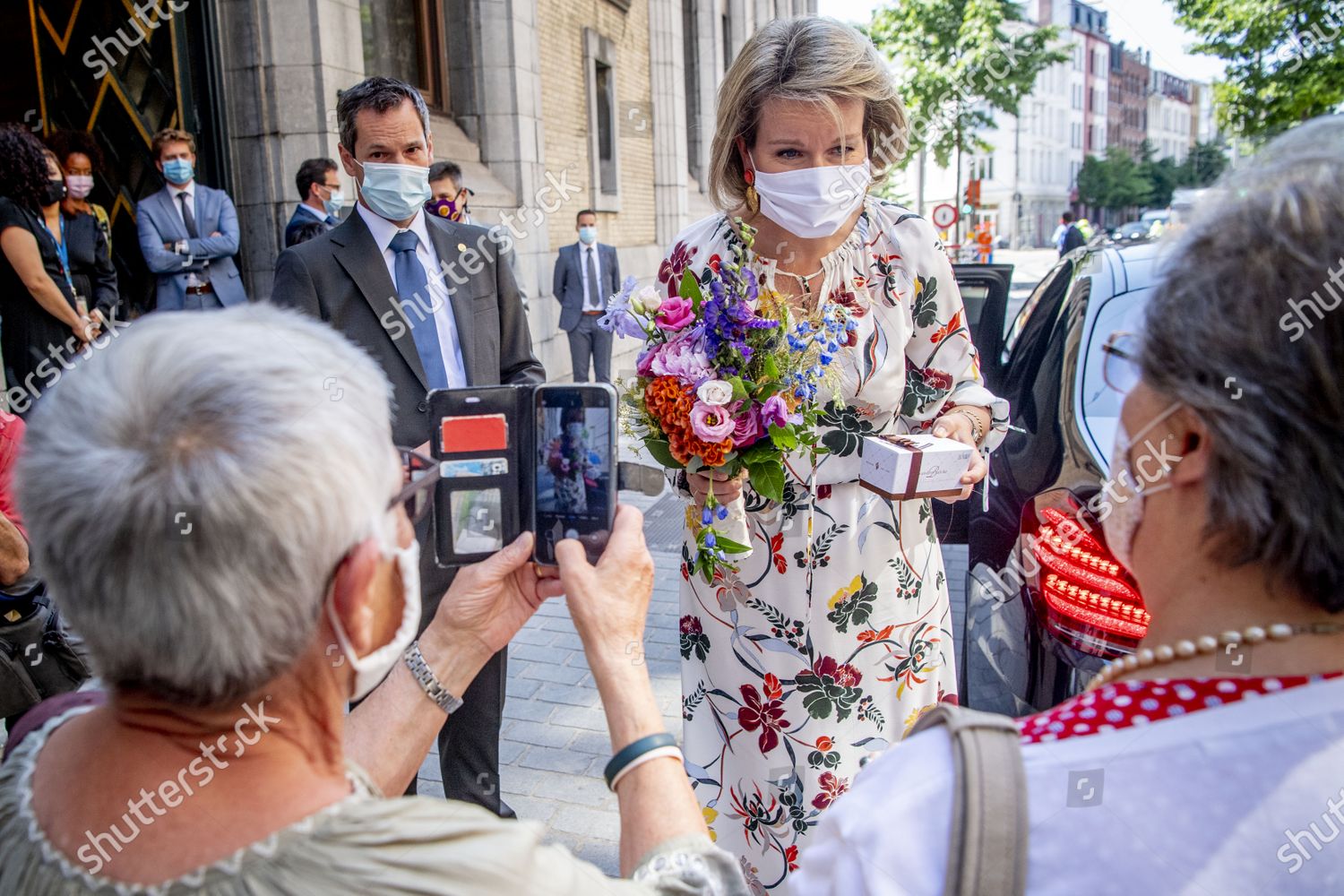 CASA REAL BELGA - Página 15 Queen-mathilde-and-king-philippe-visit-the-institute-of-tropical-medicine-antwerp-belgium-shutterstock-editorial-10688397an