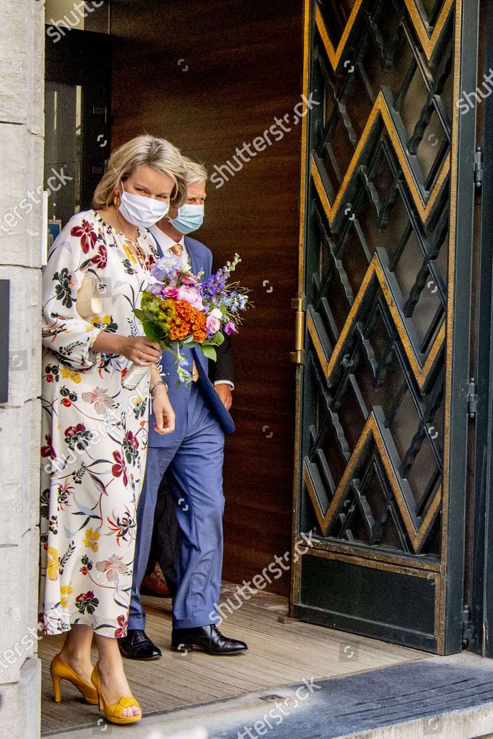 CASA REAL BELGA - Página 15 Queen-mathilde-and-king-philippe-visit-the-institute-of-tropical-medicine-antwerp-belgium-shutterstock-editorial-10688397bn