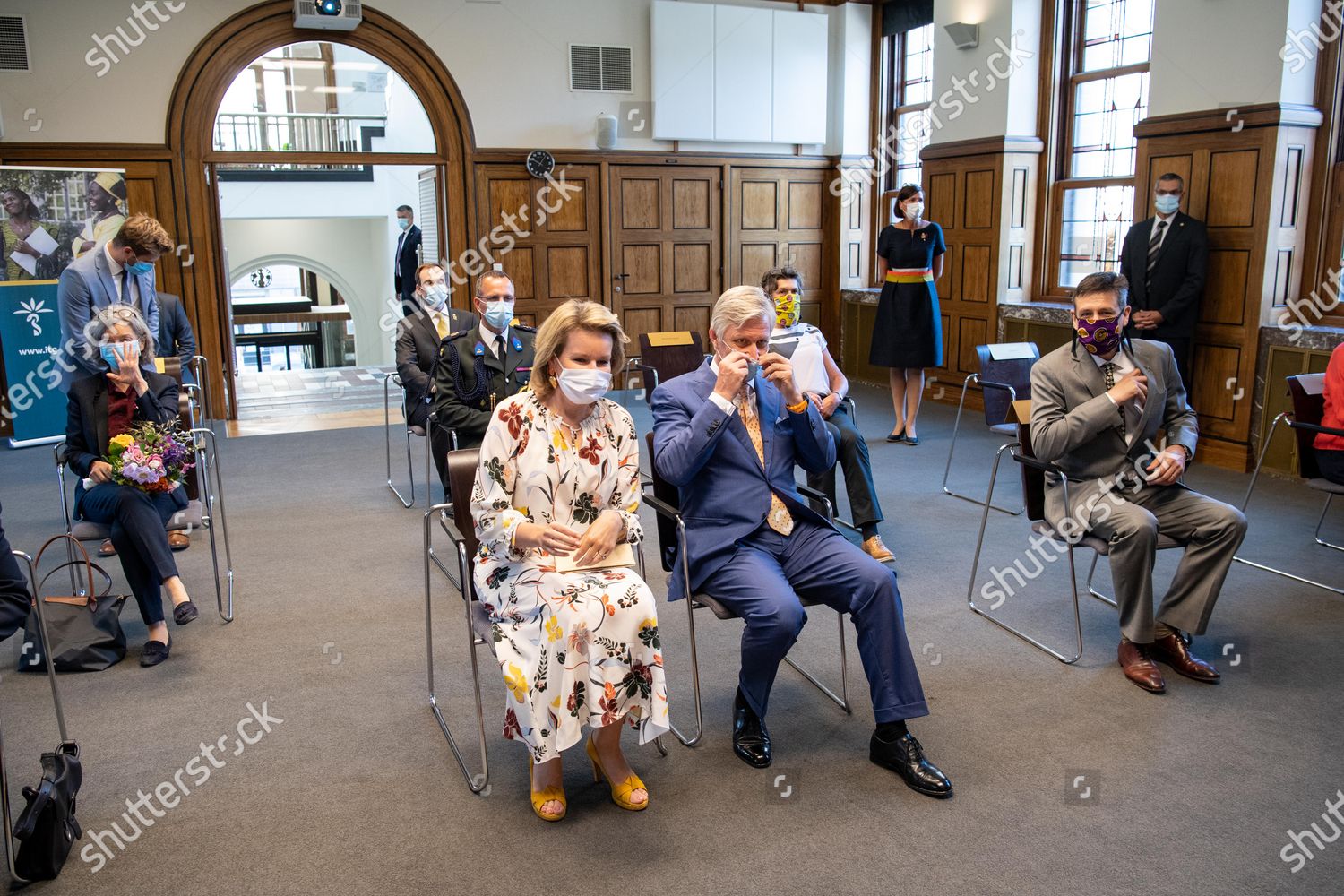 CASA REAL BELGA - Página 15 Queen-mathilde-and-king-philippe-visit-the-institute-of-tropical-medicine-antwerp-belgium-shutterstock-editorial-10688490a