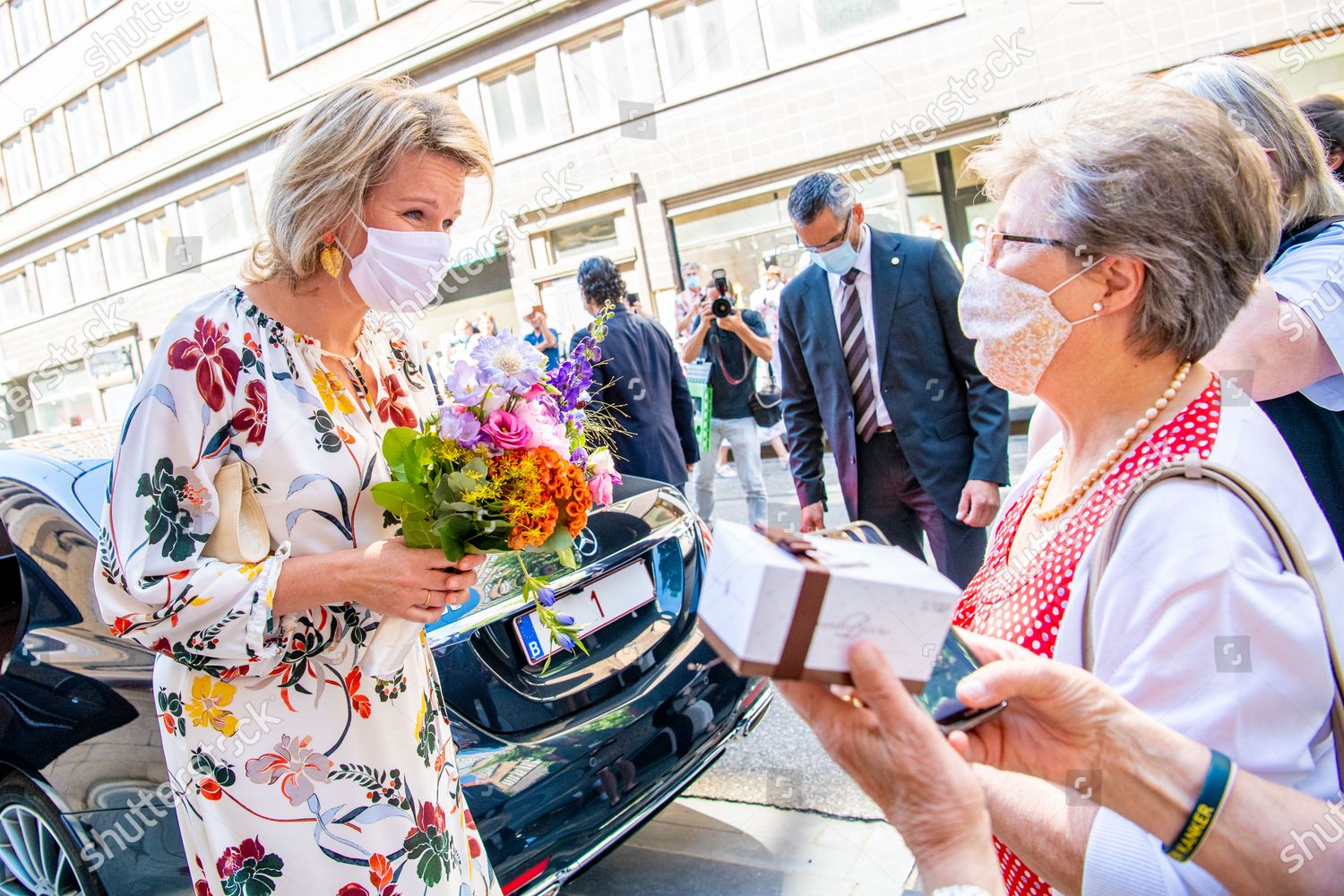 CASA REAL BELGA - Página 15 Queen-mathilde-and-king-philippe-visit-the-institute-of-tropical-medicine-antwerp-belgium-shutterstock-editorial-10688490ad