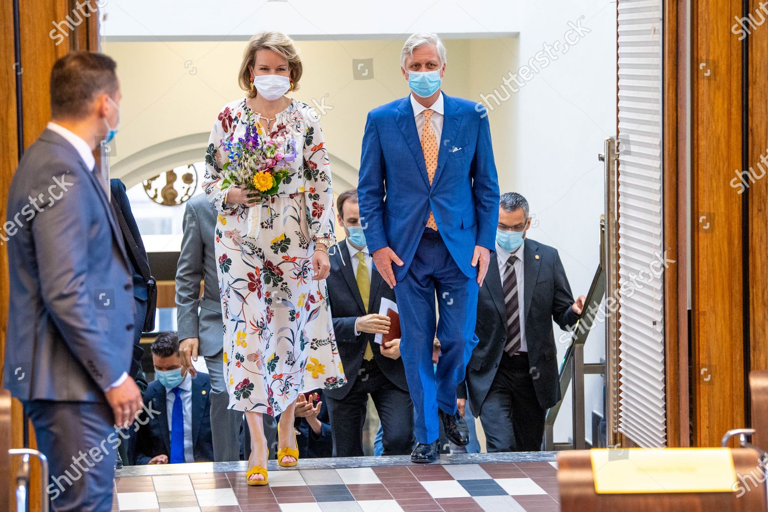 CASA REAL BELGA - Página 14 Queen-mathilde-and-king-philippe-visit-the-institute-of-tropical-medicine-antwerp-belgium-shutterstock-editorial-10688490ag