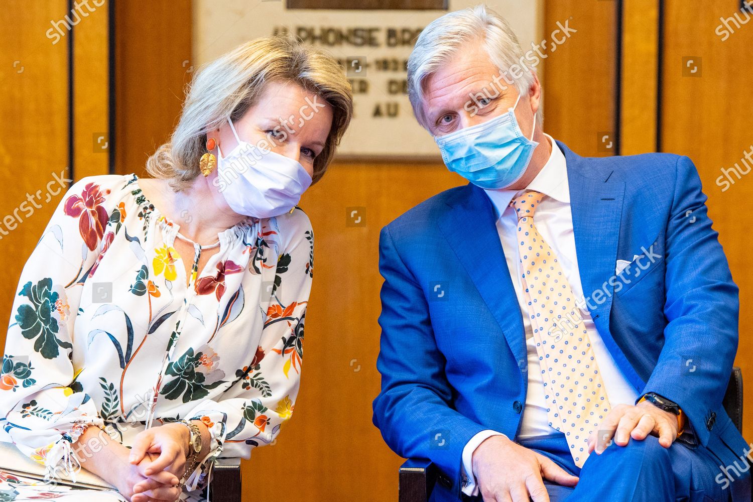 CASA REAL BELGA - Página 15 Queen-mathilde-and-king-philippe-visit-the-institute-of-tropical-medicine-antwerp-belgium-shutterstock-editorial-10688490aq