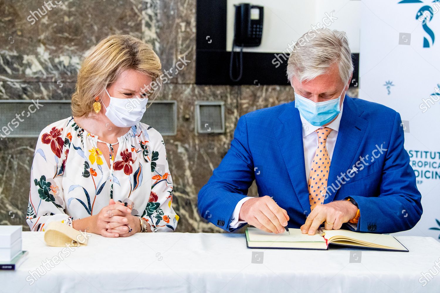 CASA REAL BELGA - Página 15 Queen-mathilde-and-king-philippe-visit-the-institute-of-tropical-medicine-antwerp-belgium-shutterstock-editorial-10688490av