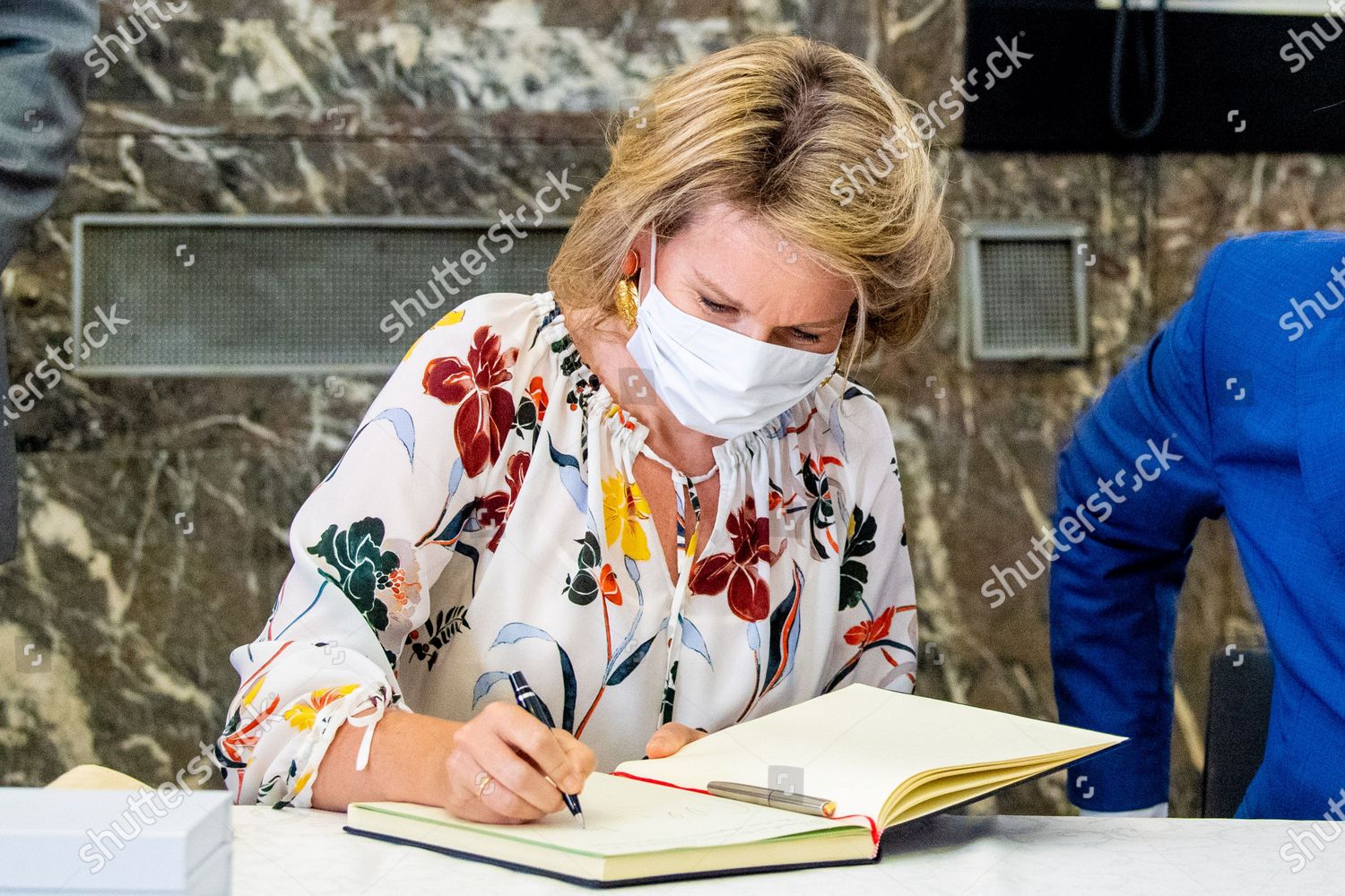 CASA REAL BELGA - Página 15 Queen-mathilde-and-king-philippe-visit-the-institute-of-tropical-medicine-antwerp-belgium-shutterstock-editorial-10688490aw