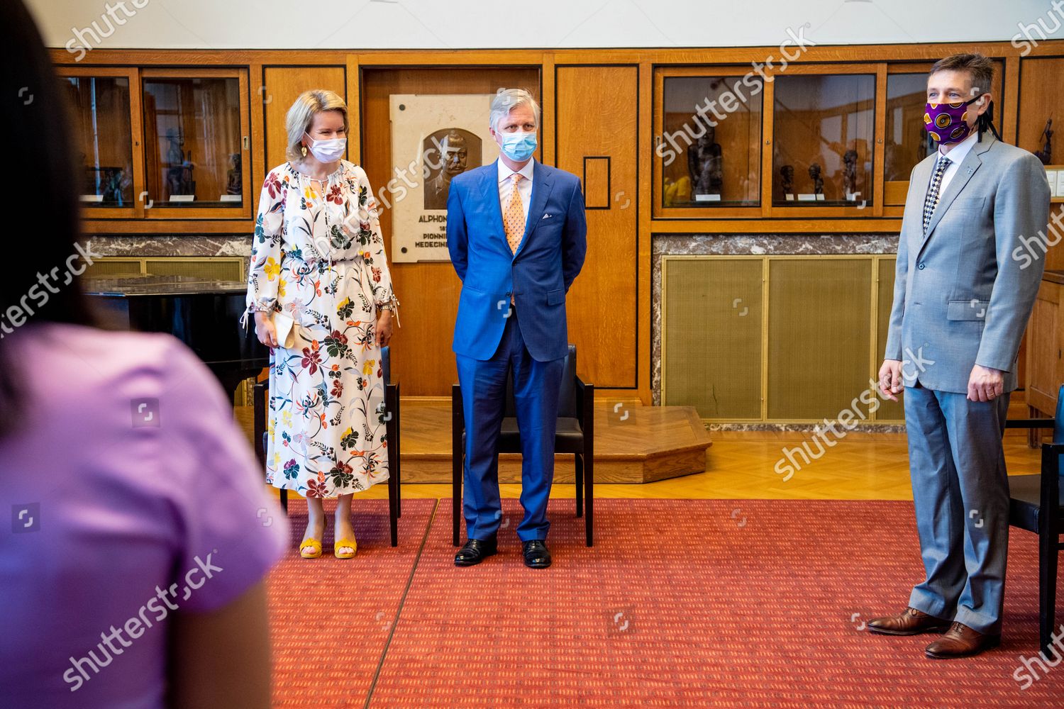 CASA REAL BELGA - Página 15 Queen-mathilde-and-king-philippe-visit-the-institute-of-tropical-medicine-antwerp-belgium-shutterstock-editorial-10688490d