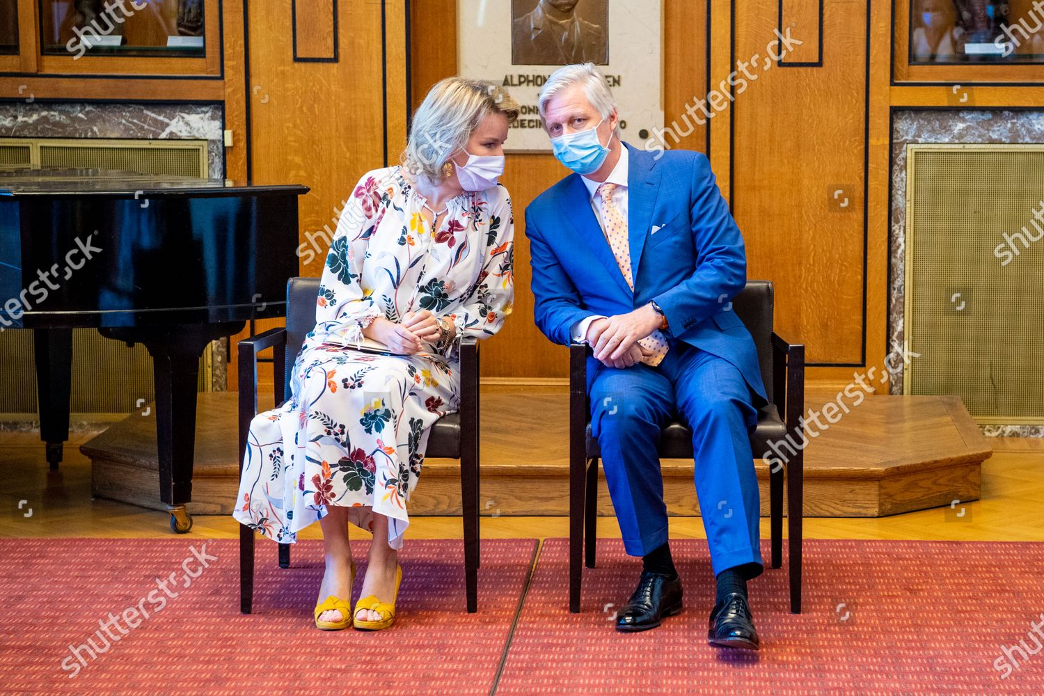 CASA REAL BELGA - Página 15 Queen-mathilde-and-king-philippe-visit-the-institute-of-tropical-medicine-antwerp-belgium-shutterstock-editorial-10688490e