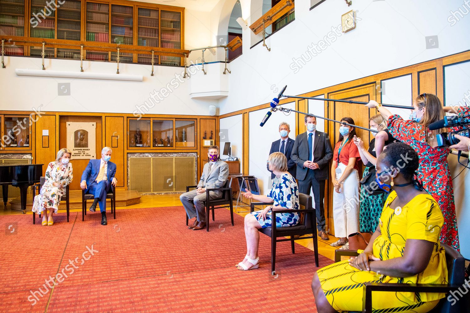 CASA REAL BELGA - Página 15 Queen-mathilde-and-king-philippe-visit-the-institute-of-tropical-medicine-antwerp-belgium-shutterstock-editorial-10688490f