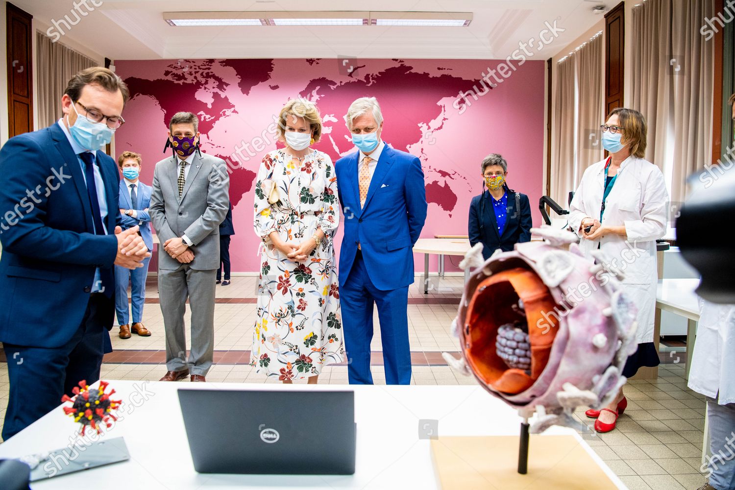 CASA REAL BELGA - Página 15 Queen-mathilde-and-king-philippe-visit-the-institute-of-tropical-medicine-antwerp-belgium-shutterstock-editorial-10688490j