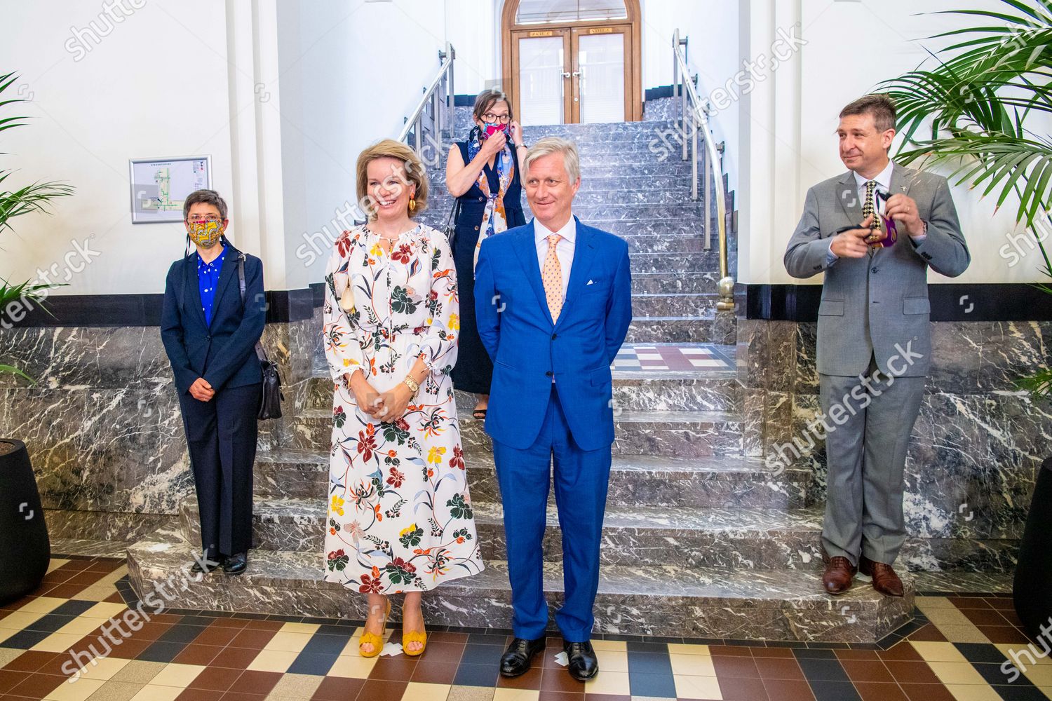 CASA REAL BELGA - Página 15 Queen-mathilde-and-king-philippe-visit-the-institute-of-tropical-medicine-antwerp-belgium-shutterstock-editorial-10688490u