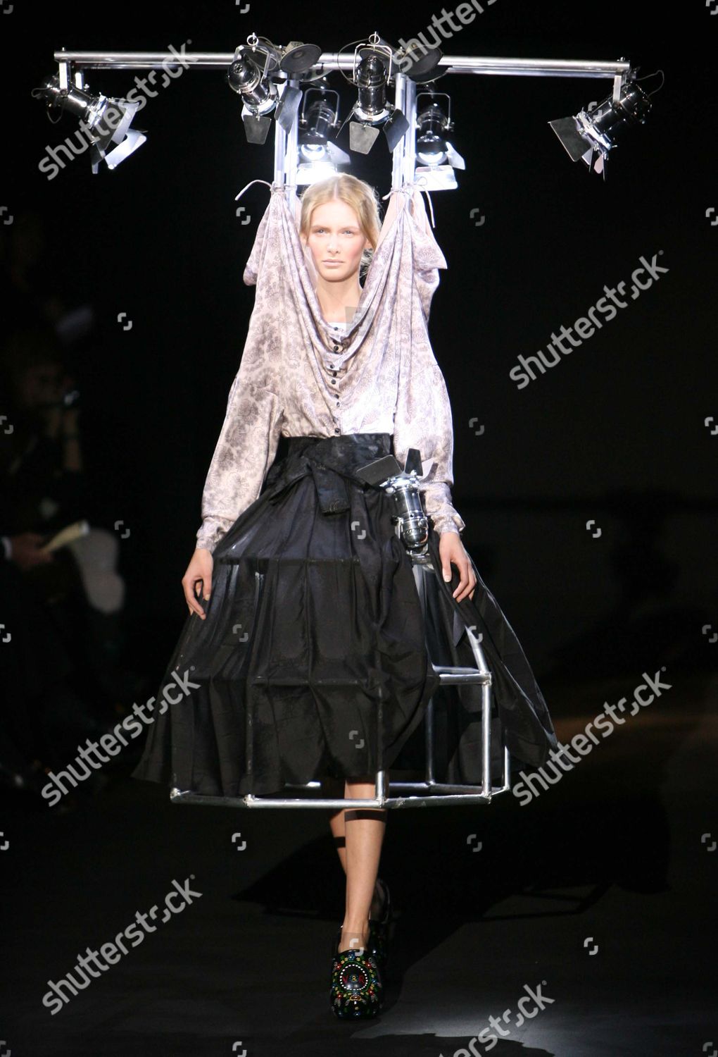 Paris Fashion Week Viktor Rolf Show Model Toimituksellinen Arkistovalokuva Arkistokuva Shutterstock