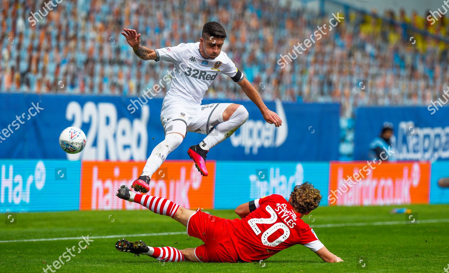 harta leeds Pablo Hernandez Leeds United tackled by Callum Editorial Stock 