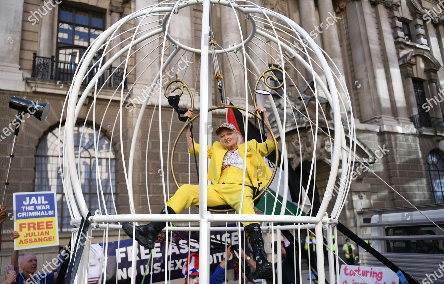 British Fashion Designer Vivienne Westwood Poses Cage Foto Editorial En Stock Imagen En Stock Shutterstock