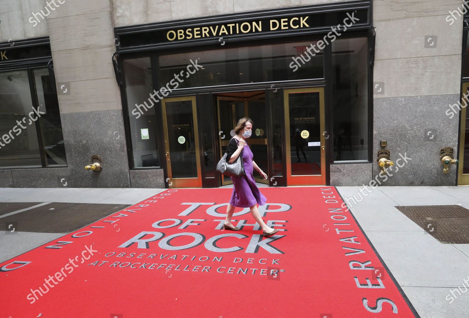 Efterligning Overdreven Narabar Woman Walks Past Entrance Top Rock Editorial Stock Photo - Stock Image |  Shutterstock