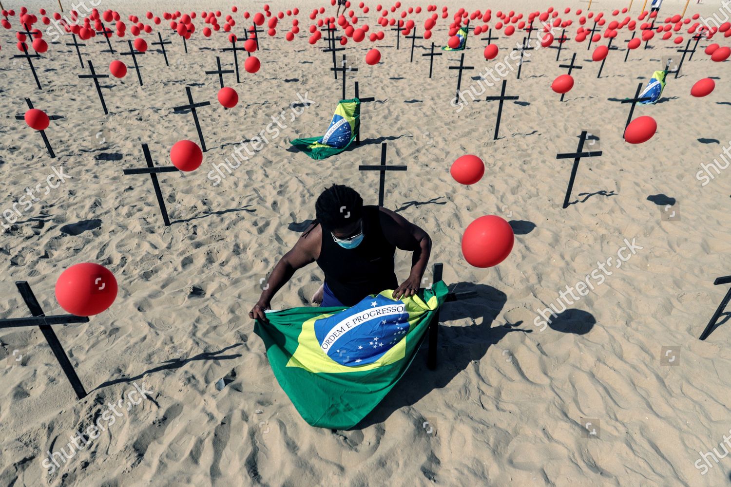 Activist Ties Brazilian National Flag On Installation Redaktionellt Stockfoto Stockbilder Shutterstock