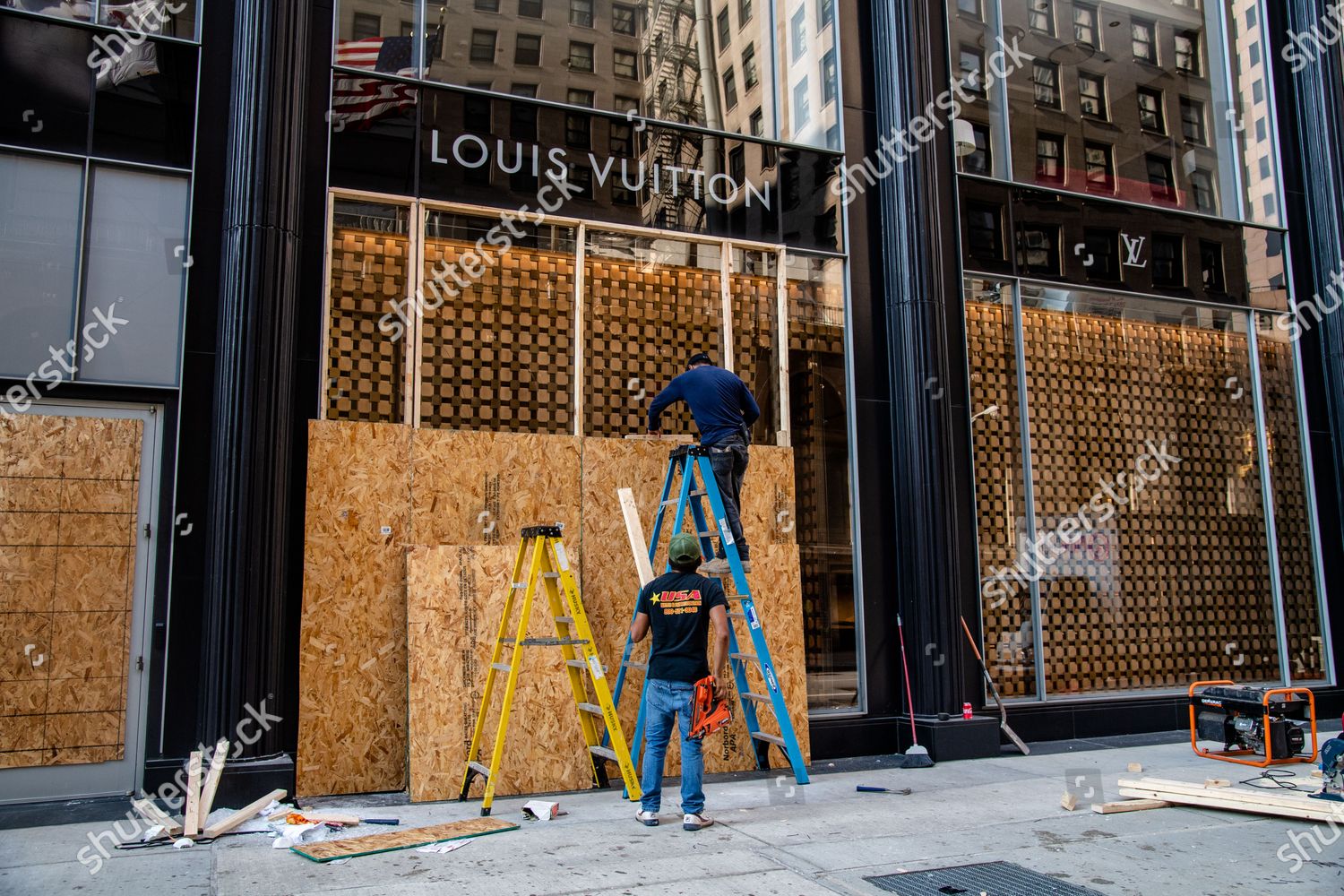Udvikle Tvunget Mangle Workers board windows looted Louis Vuitton following Editorial Stock Photo  - Stock Image | Shutterstock