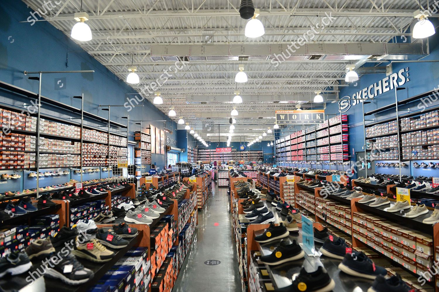 Customer Seen Buying Shoe Skechers - Foto de stock de contenido editorial: imagen de stock | Shutterstock Editorial
