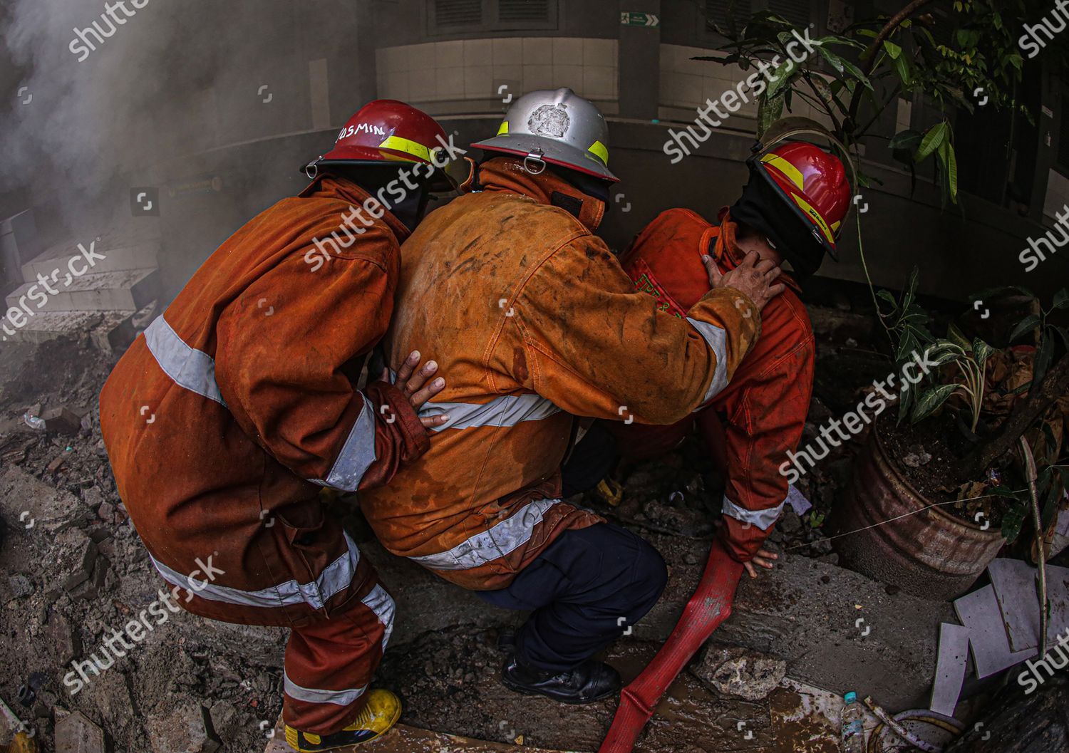 Indonesian Firefighters Try Extinguish Fire High Editorial Stock Photo ...