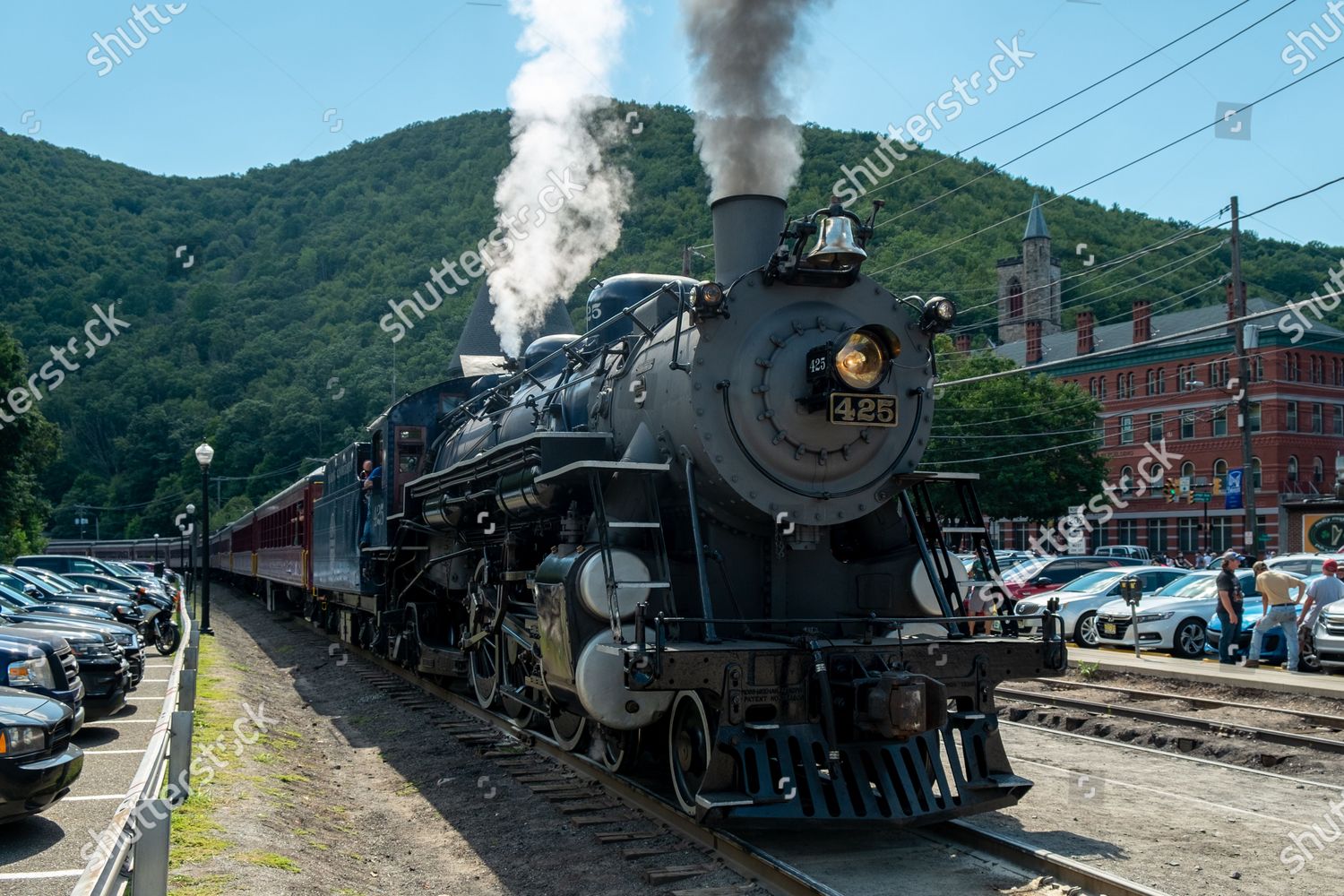 steam-engine-rides-along-lehigh-gorge-editorial-stock-photo-stock