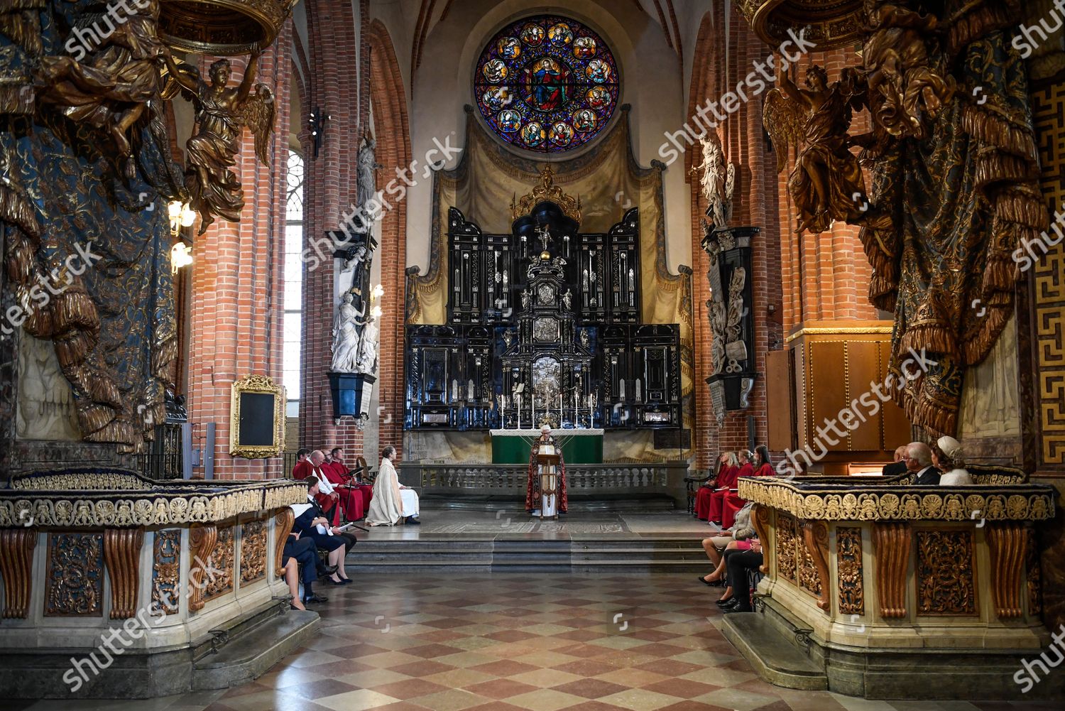 CASA REAL DE SUECIA - Página 62 Opening-of-the-parliamentary-session-stockholm-cathedral-stockholm-sweden-shutterstock-editorial-10769598a