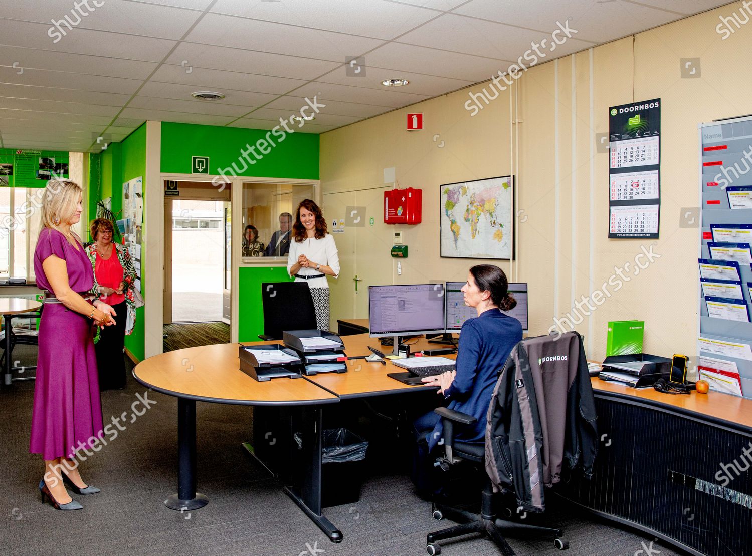 CASA REAL HOLANDESA - Página 61 Queen-maxima-visit-to-doornbos-equipment-rotterdam-the-netherlands-shutterstock-editorial-10772470h