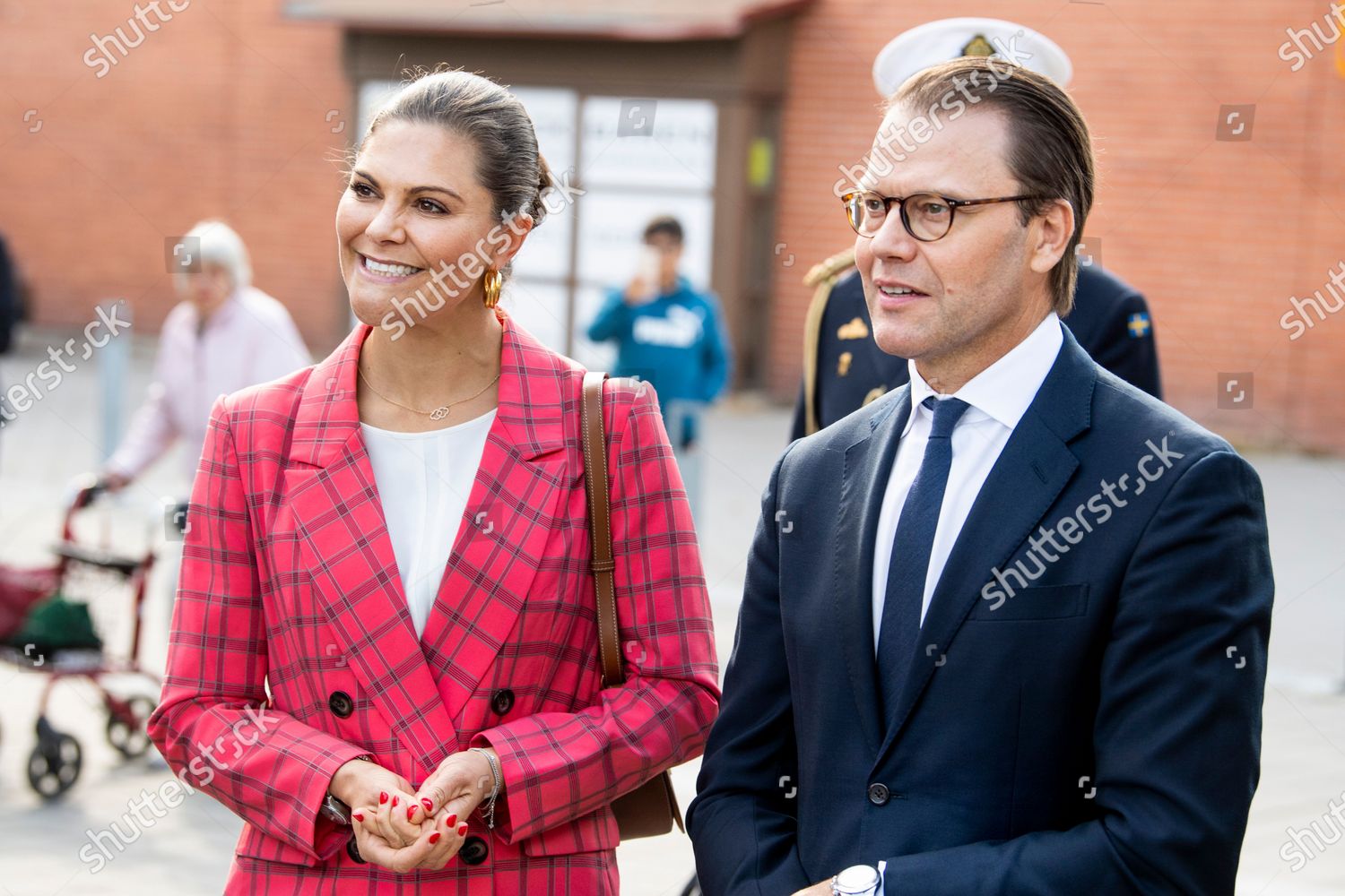 CASA REAL DE SUECIA - Página 64 Crown-princess-victoria-and-prince-daniel-visit-to-gavle-sweden-shutterstock-editorial-10773227bo