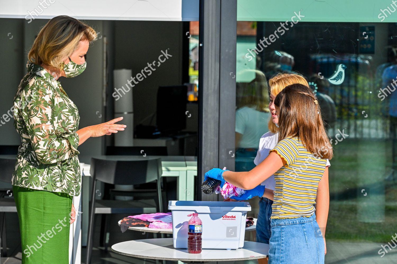 CASA REAL BELGA - Página 24 Queen-mathilde-visit-to-meetjesland-center-lievegem-belgium-shutterstock-editorial-10777481bc