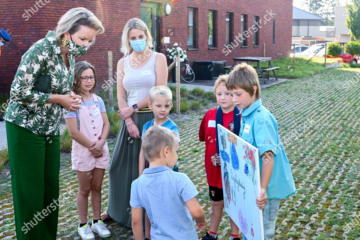 CASA REAL BELGA - Página 24 Queen-mathilde-visit-to-meetjesland-center-lievegem-belgium-shutterstock-editorial-10777481y