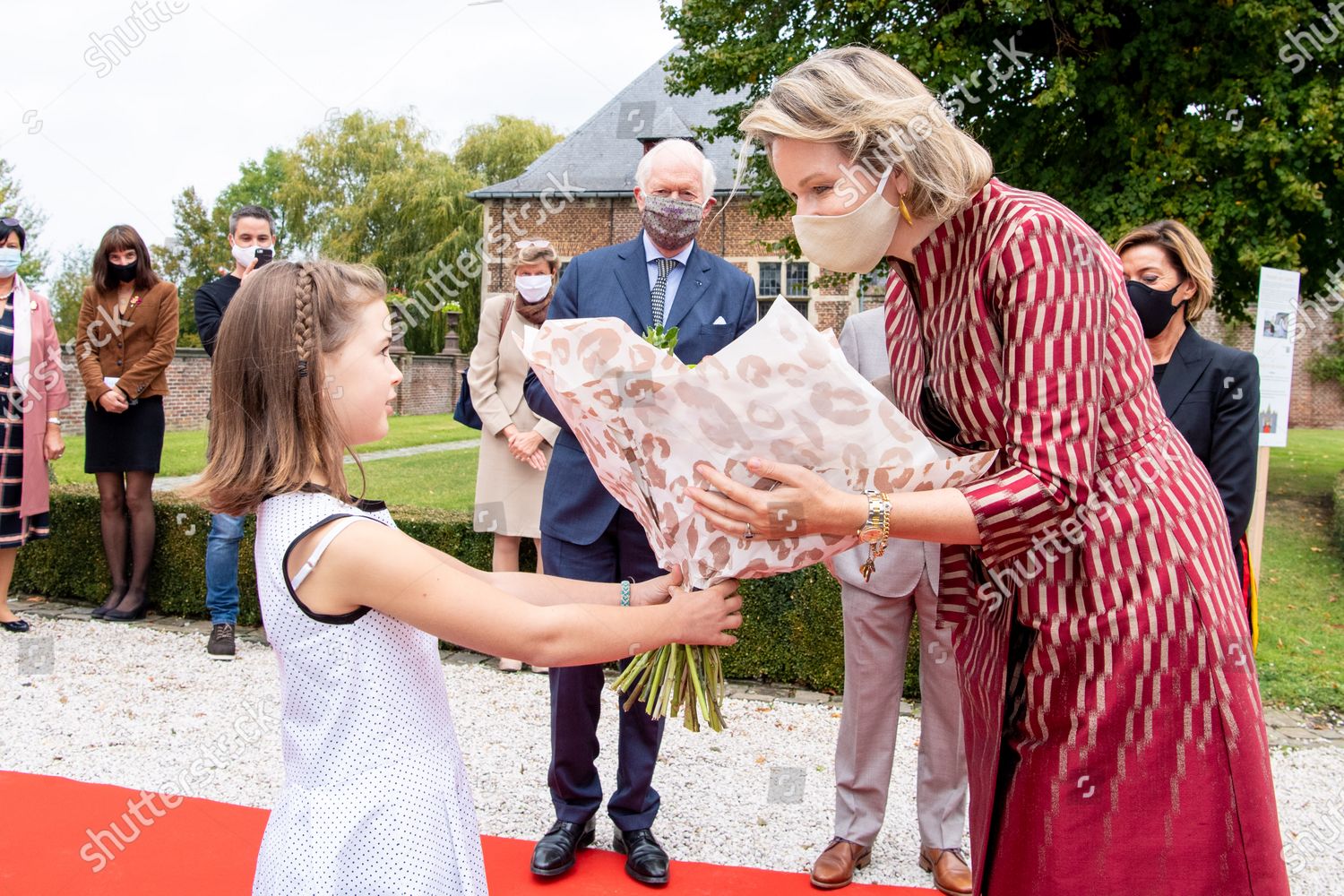 CASA REAL BELGA - Página 28 Queen-mathilde-visit-to-oost-vlaanderen-laarne-belgium-shutterstock-editorial-10804248al