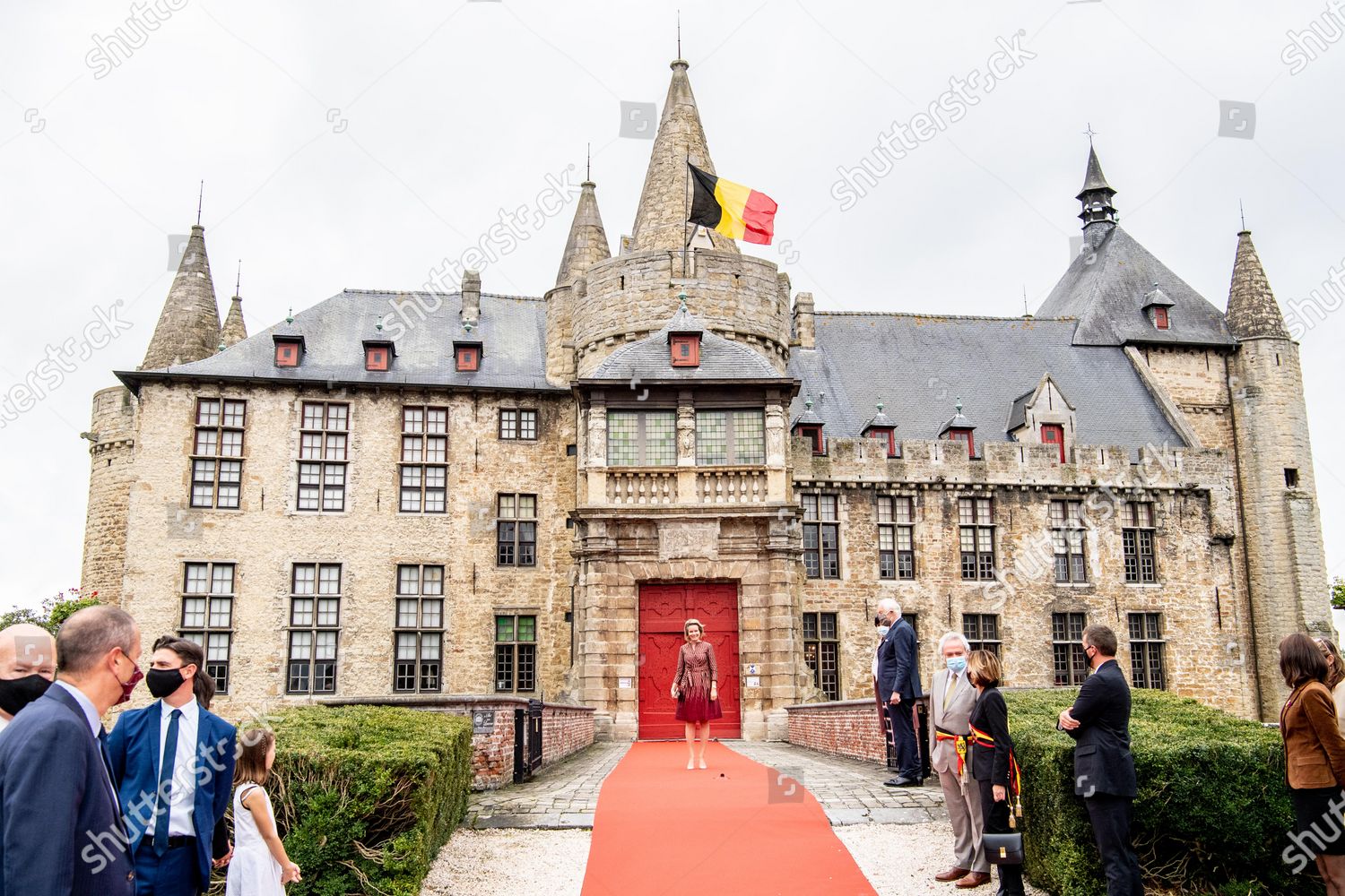 CASA REAL BELGA - Página 28 Queen-mathilde-visit-to-oost-vlaanderen-laarne-belgium-shutterstock-editorial-10804248an