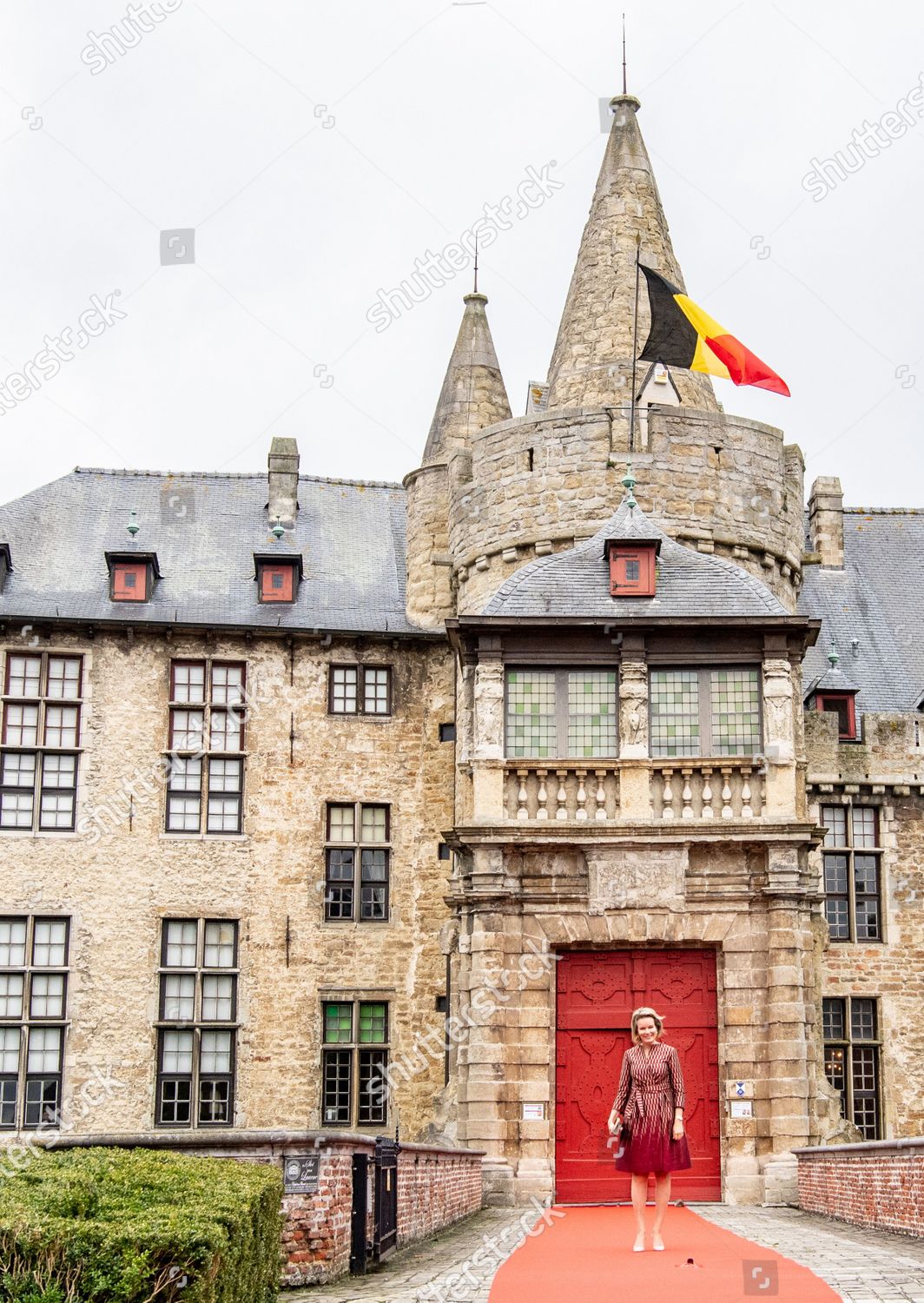 CASA REAL BELGA - Página 28 Queen-mathilde-visit-to-oost-vlaanderen-laarne-belgium-shutterstock-editorial-10804248ao