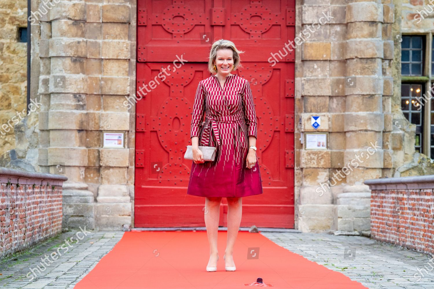 CASA REAL BELGA - Página 29 Queen-mathilde-visit-to-oost-vlaanderen-laarne-belgium-shutterstock-editorial-10804248f