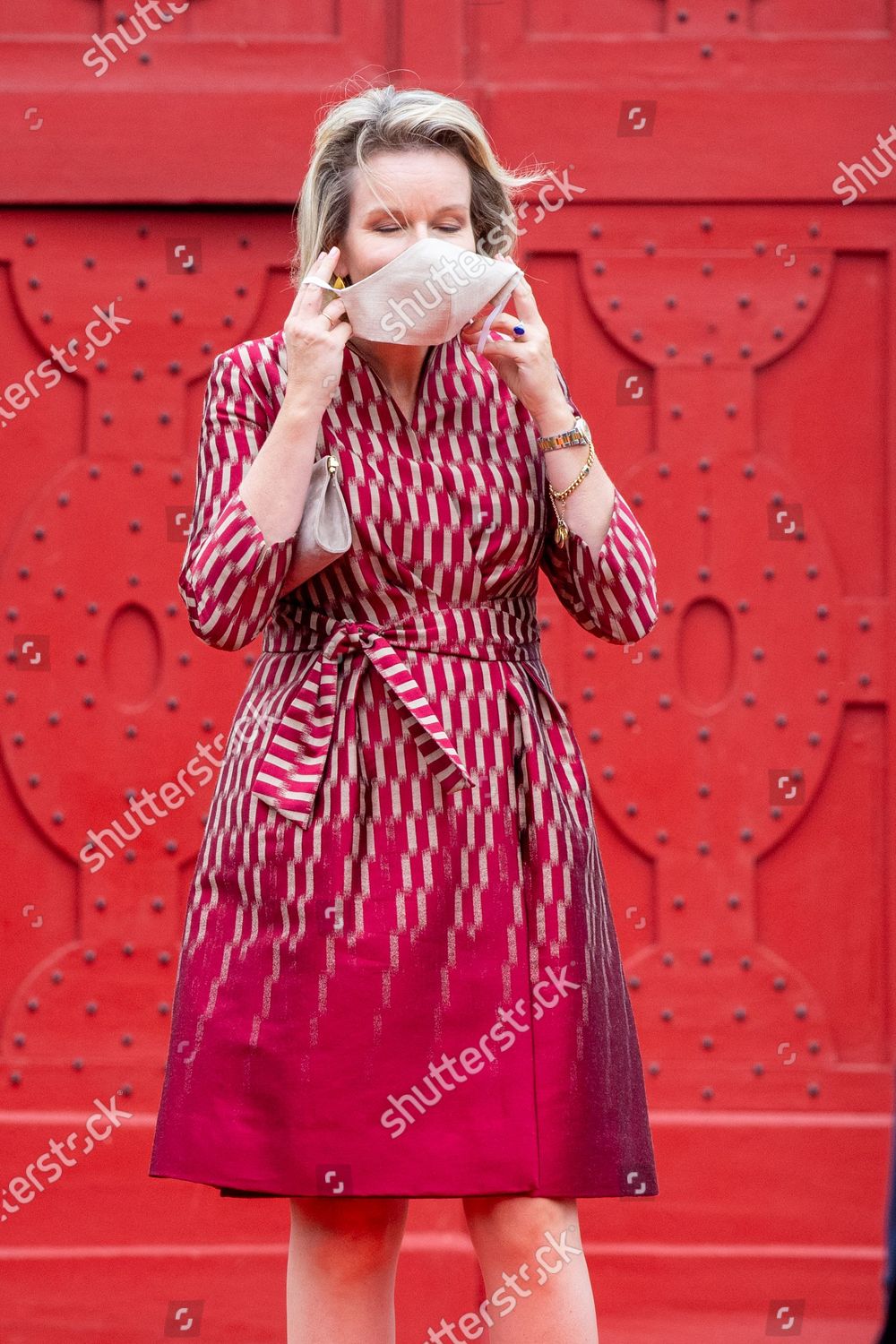 CASA REAL BELGA - Página 29 Queen-mathilde-visit-to-oost-vlaanderen-laarne-belgium-shutterstock-editorial-10804248l