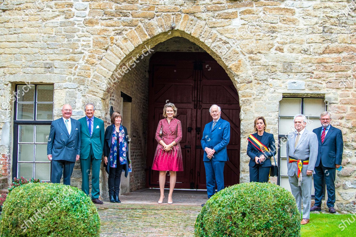 CASA REAL BELGA - Página 29 Queen-mathilde-visit-to-oost-vlaanderen-laarne-belgium-shutterstock-editorial-10804248r