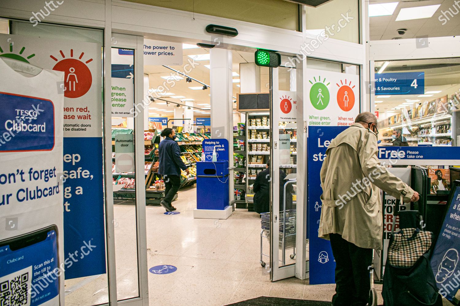 Tesco Supermarket Branch Wimbledon Installs Automated Traffic Redaktionelles Stockfoto Stockbild Shutterstock