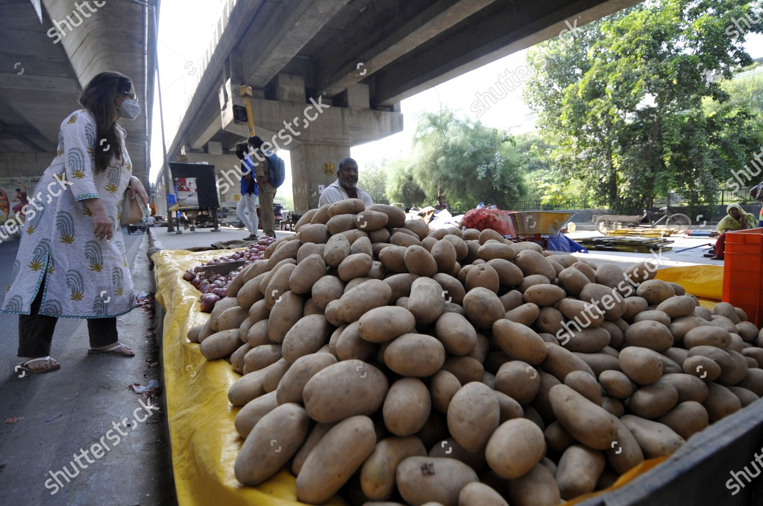 Vendor Selling Potatoes Onions Roadside Stall Editorial Stock Photo