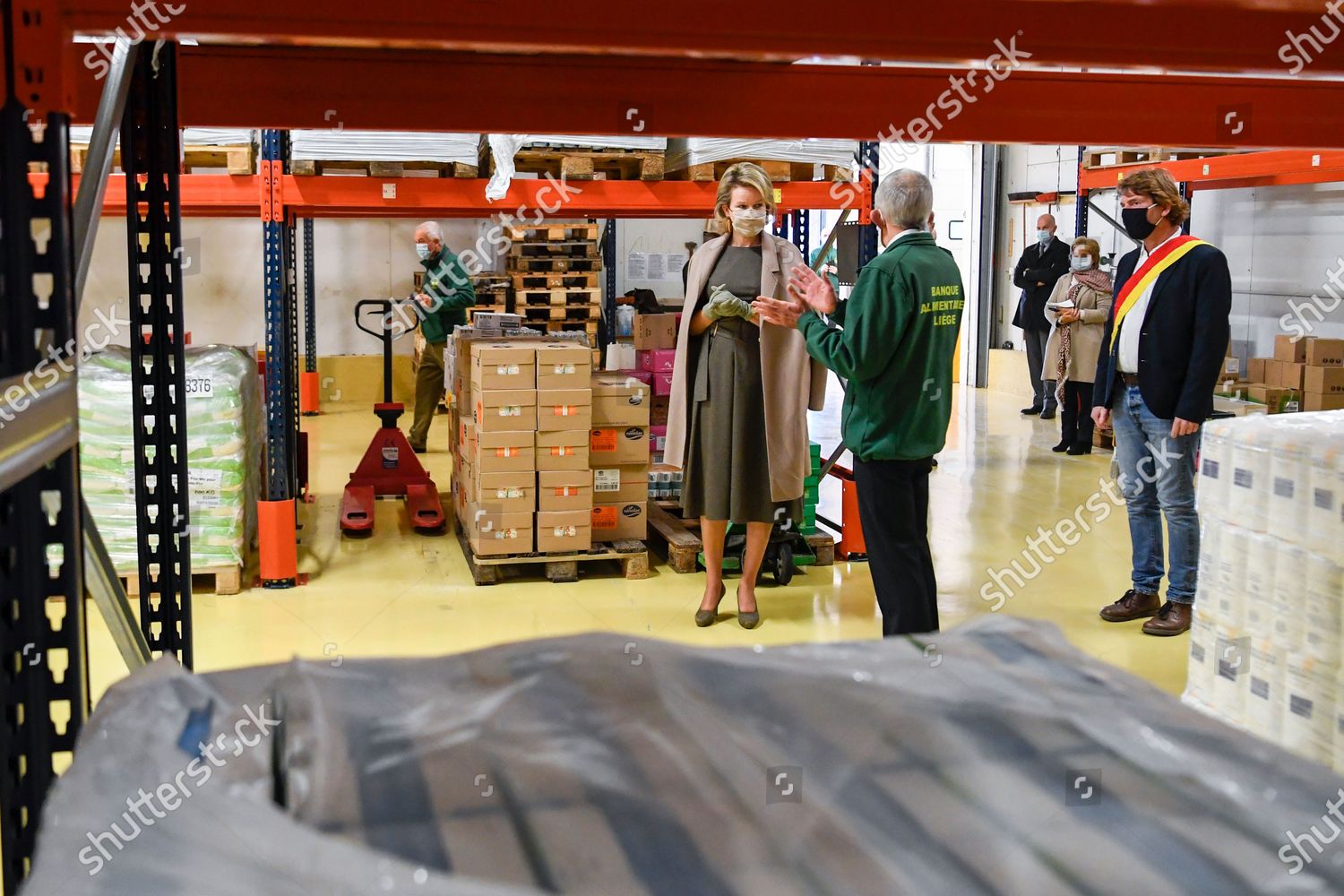 CASA REAL BELGA - Página 33 Queen-mathilde-visits-food-bank-liege-belgium-shutterstock-editorial-10970156al