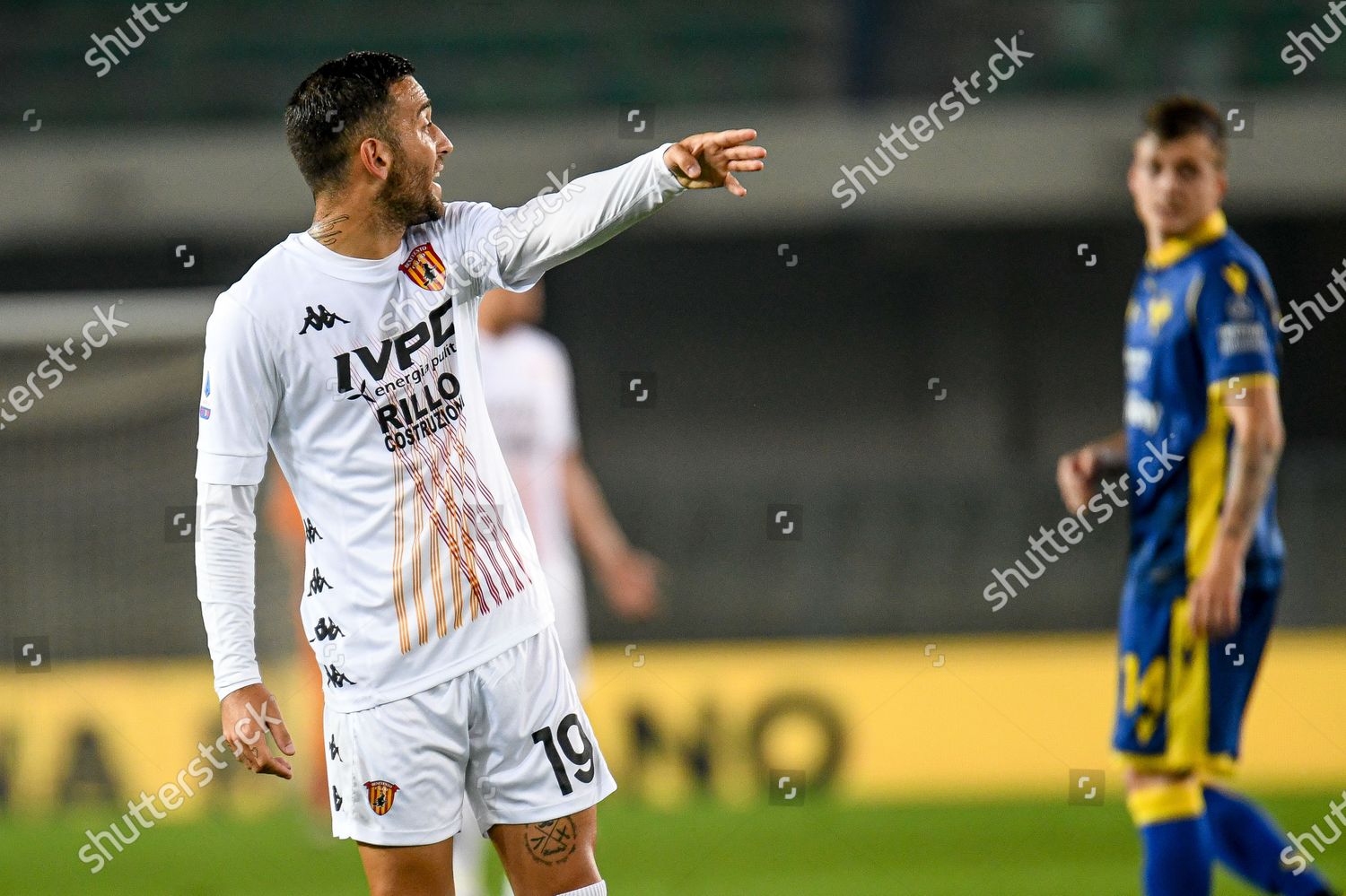 roberto insigne benevento gestures editorial stock photo stock image shutterstock https www shutterstock com editorial image editorial hellas verona v benevento calcio serie a football verona italy 02 nov 2020 10993540j